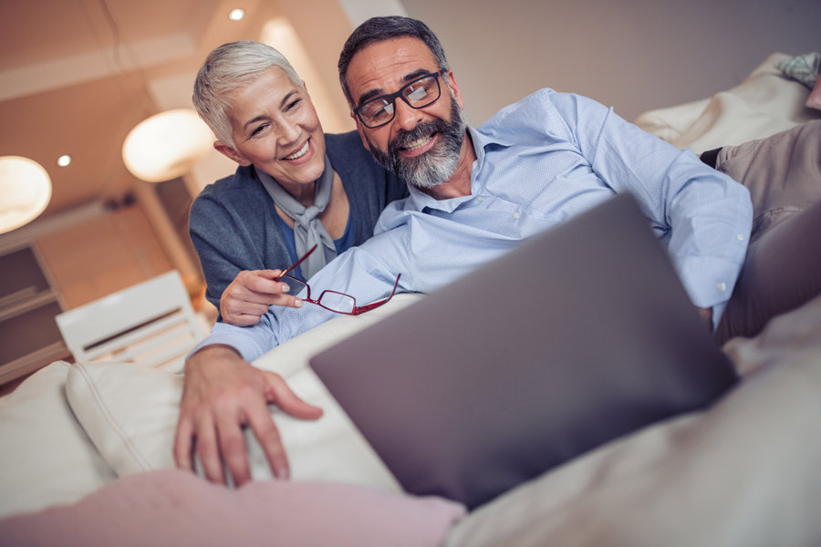 Couple-computer-couch